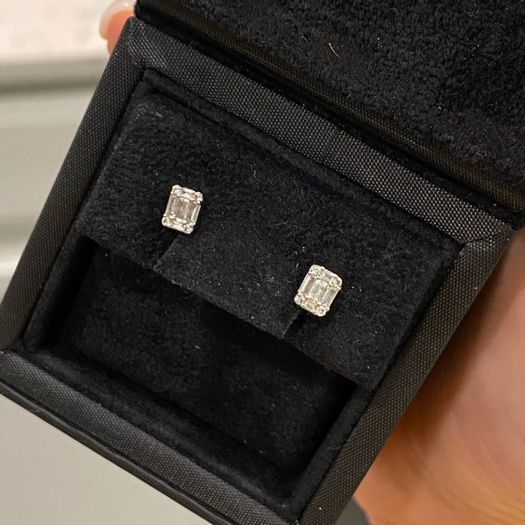 💎Ring Concierge Petite Emerald Illusion Studs💎 - Picture 10 of 10